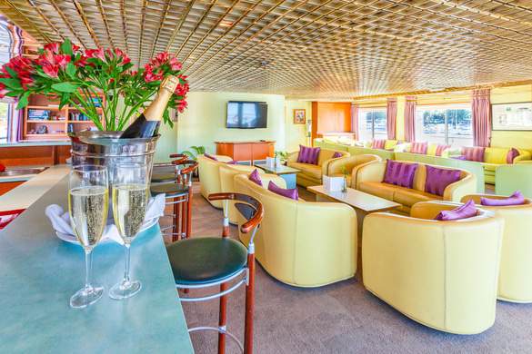 CroisiEurope MS La Belle de Cadix Pianorama Bar 5 ©Alberto Dastis.jpg